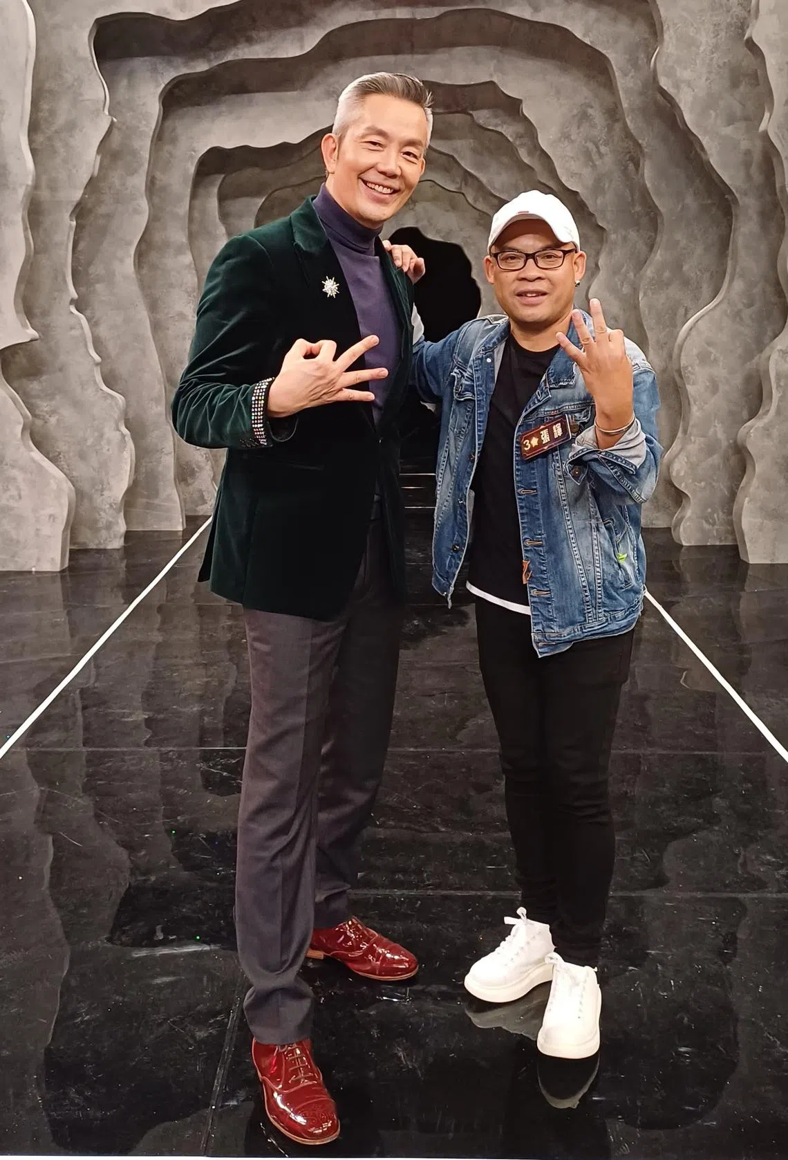 莫健发（左）在6日晚播出的“大湾区新马PK战”抽到的对手是50岁大湾区选手张辉（右）。（受访者提供）