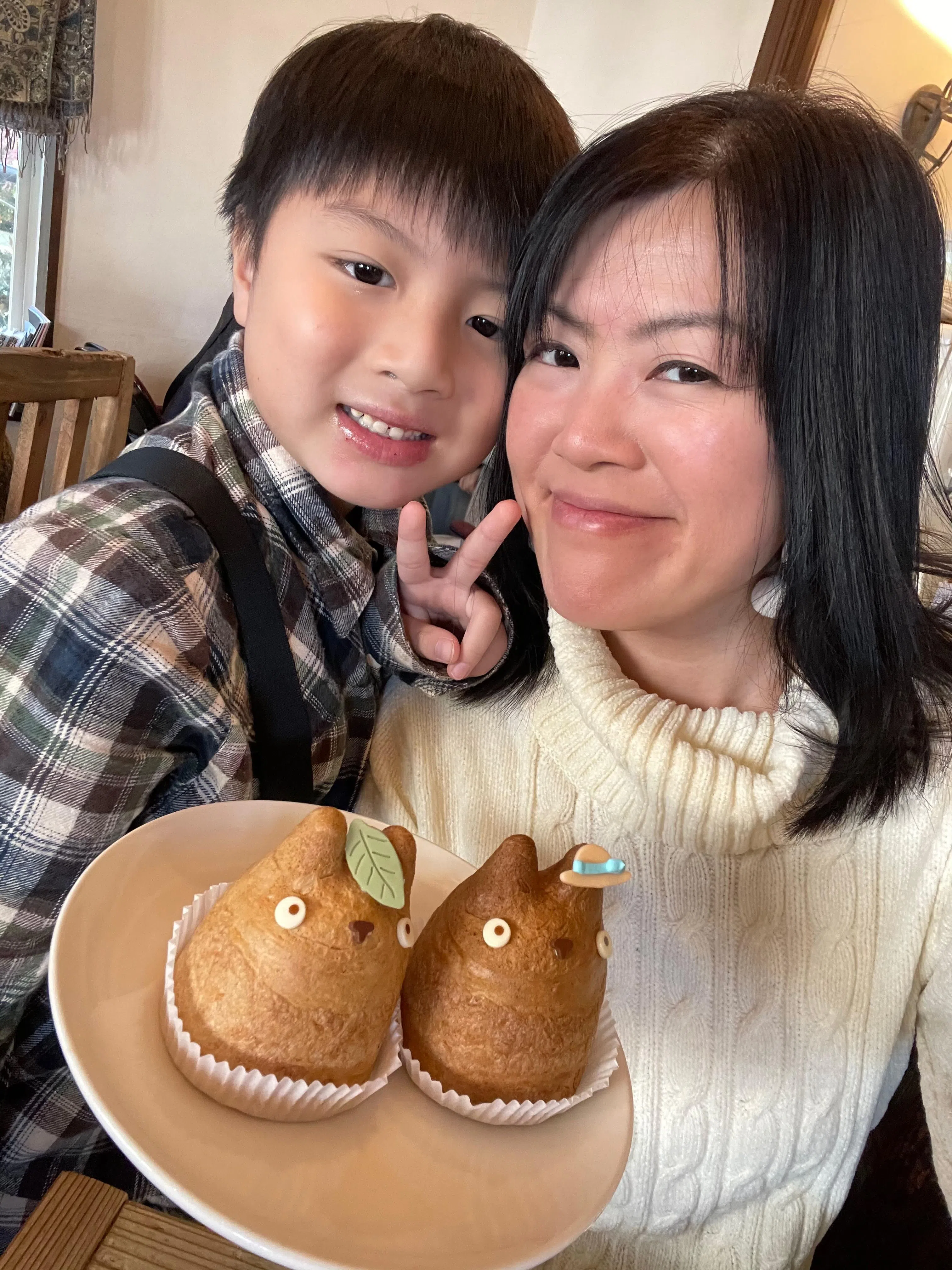 吴慧珊说，儿子很配合，会陪她到咖啡座和日本商店买东西，途中还不时好奇地发问问题。（受访者提供）