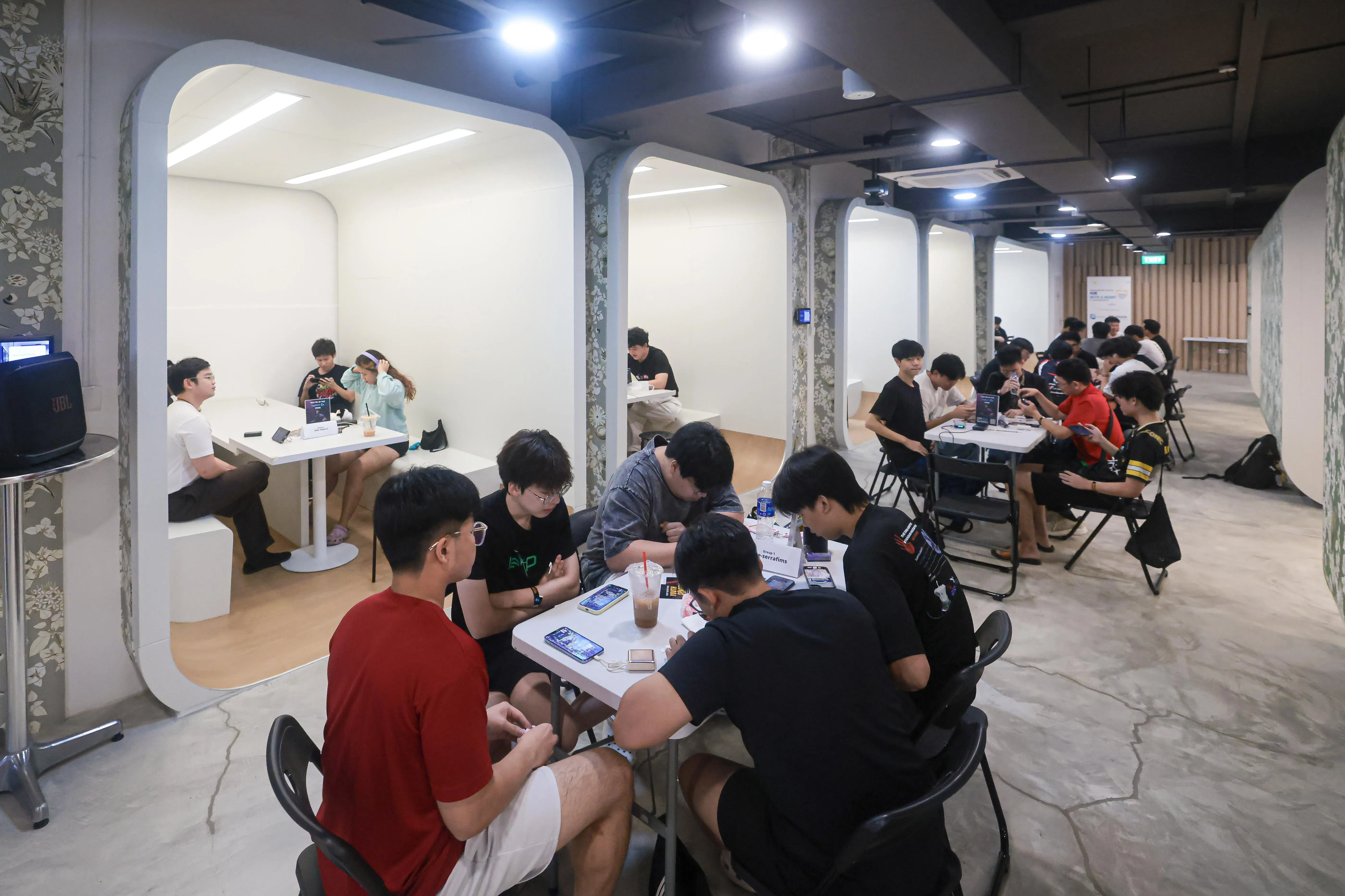 实龙岗中村庄的二楼设社区空间“汇聚传爱心”（Hub With A Heart@Serangoon），供青少年自习、做功课或进行小组项目。开幕日当天，社会企业Comeback在那里举办“Mobile Legends: Bang Bang”电子竞技友谊赛，让青少年通过热门游戏聚在一起。（李冠卫摄）