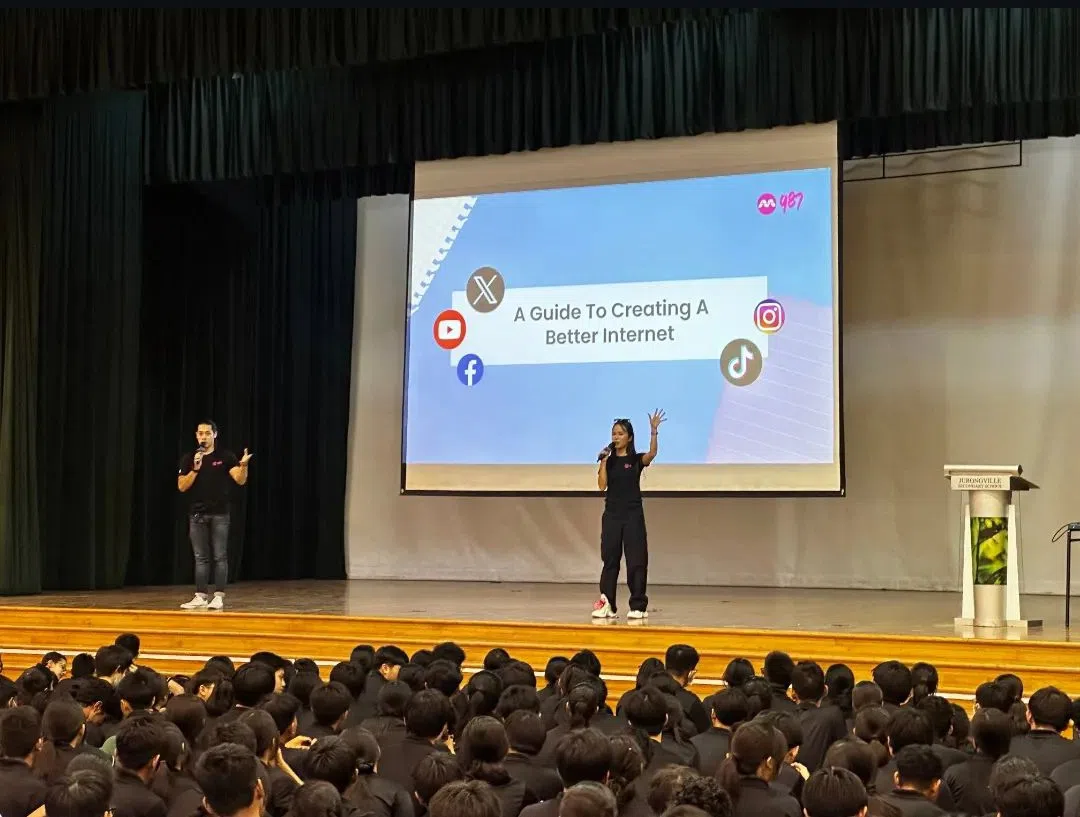 987FM DJ给学生讲解网络安全的重要性。（丰嘉中学提供）