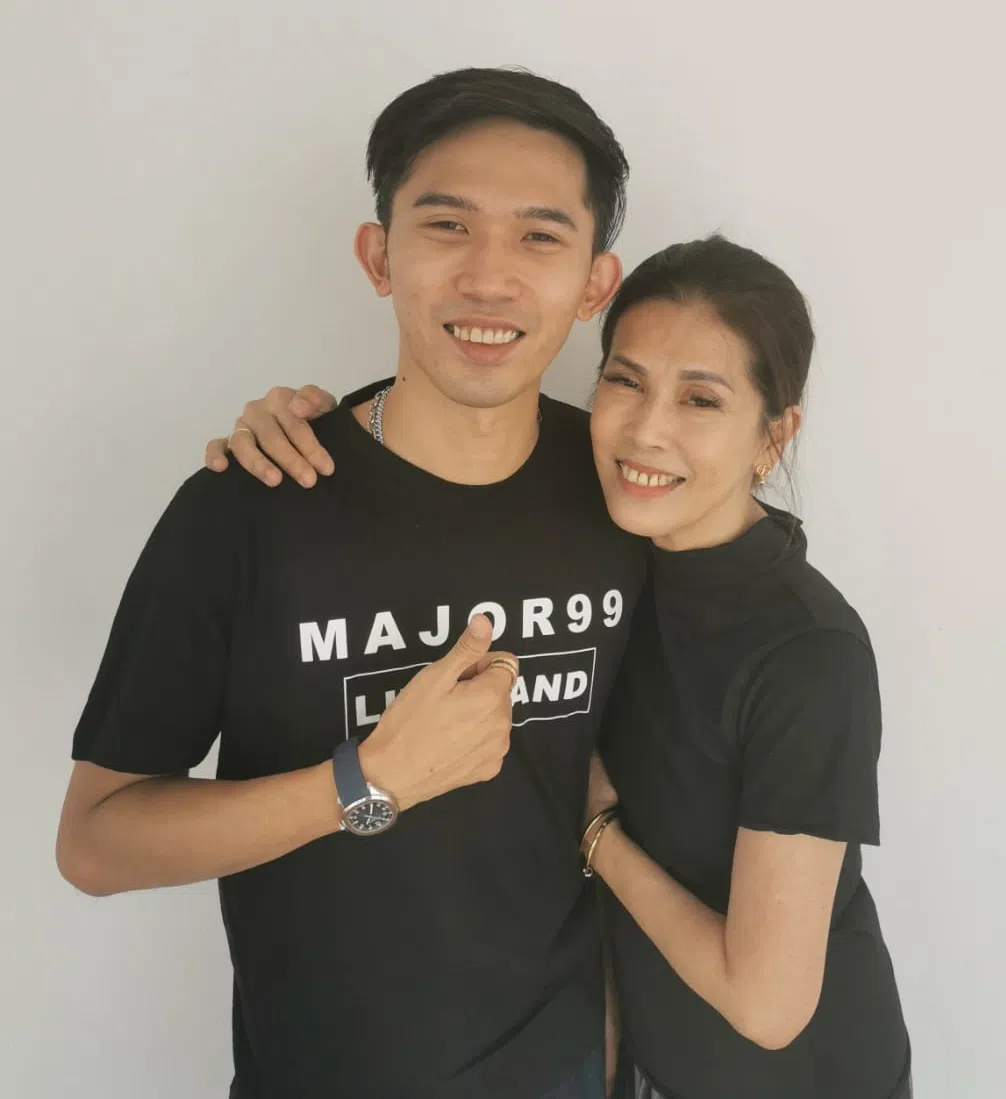 锺尚鸿和母亲陈爱凤。（图/商家提供）