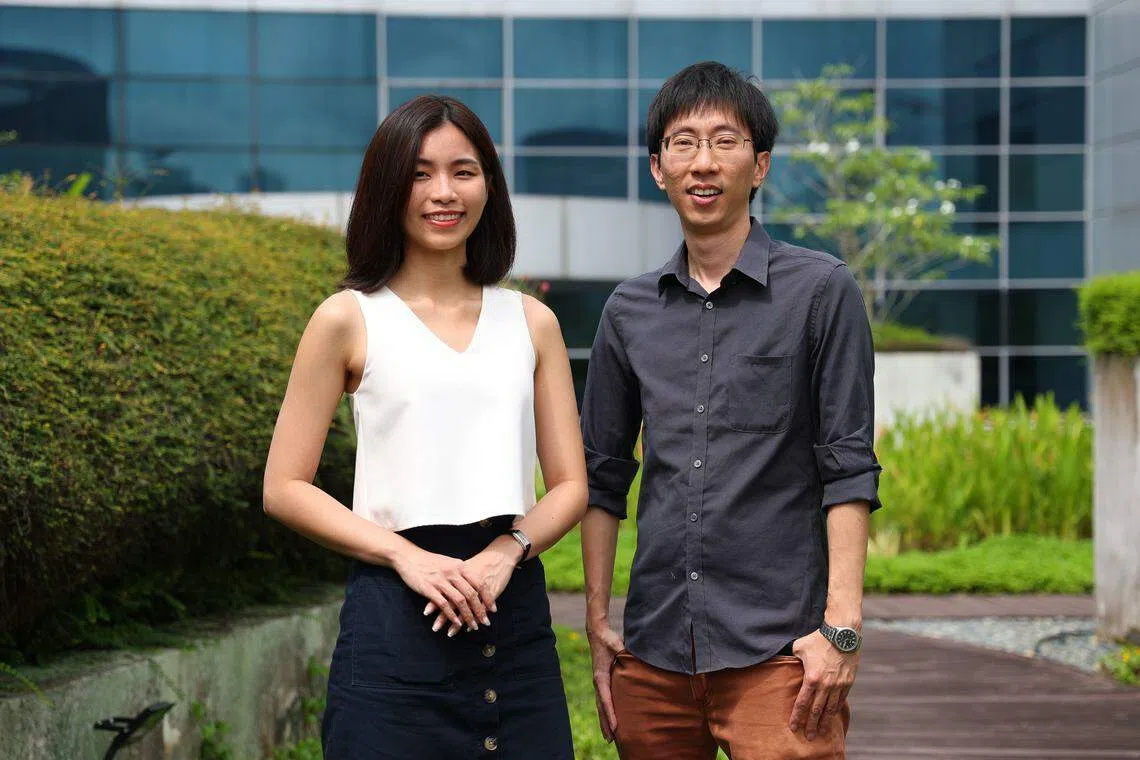 今年金笔奖华文诗歌组出现双首奖，由王颖婷（左）与庄祖邦共享。（林明顺摄）