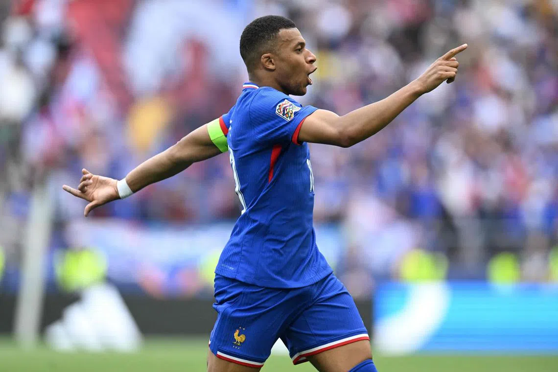 当前，姆巴佩在法国国家队射脚榜上排行第三，距离第二的传奇前锋亨利只差一球。（法新社）