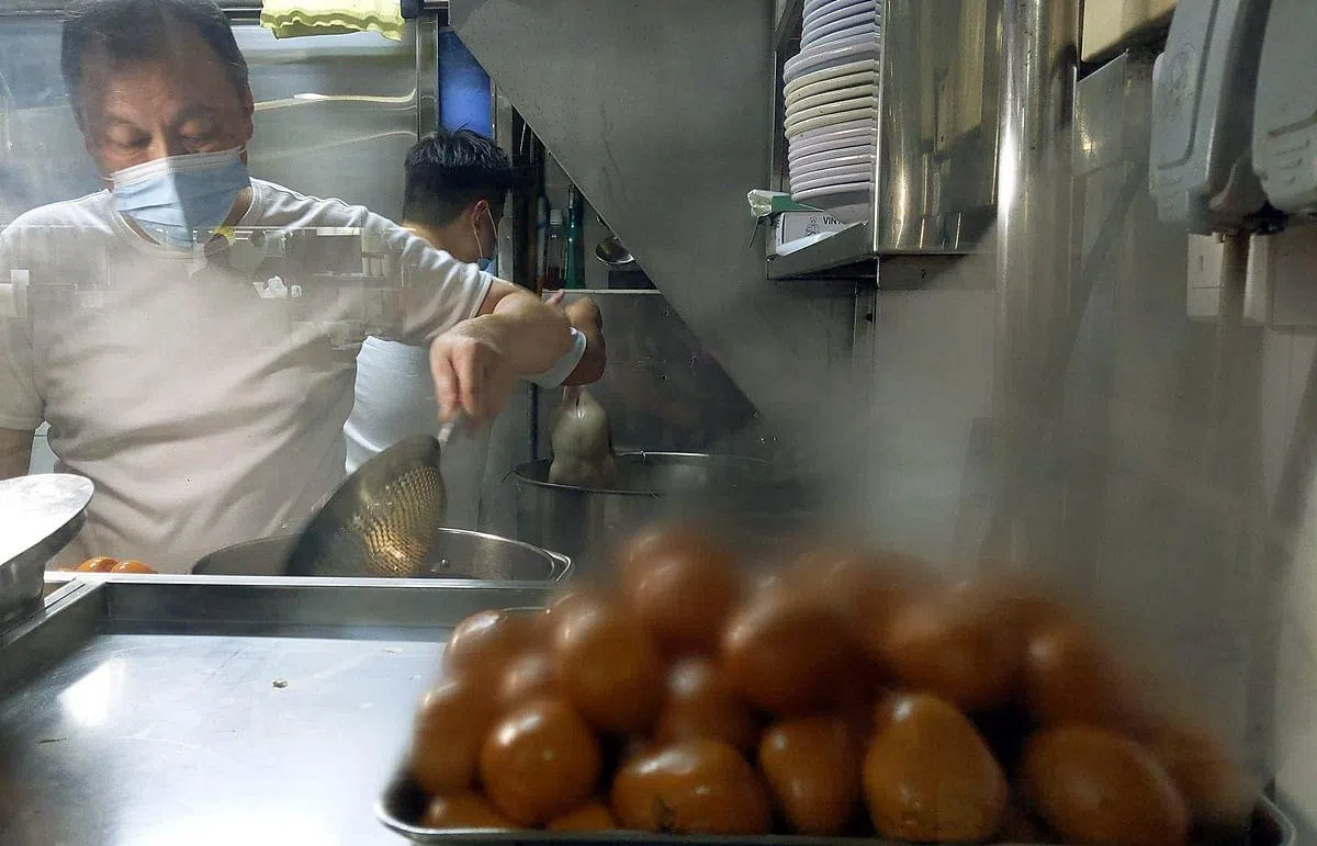 起早摸黑，清晨3点父子档就得到档口帮忙。（摄影/刘永健）