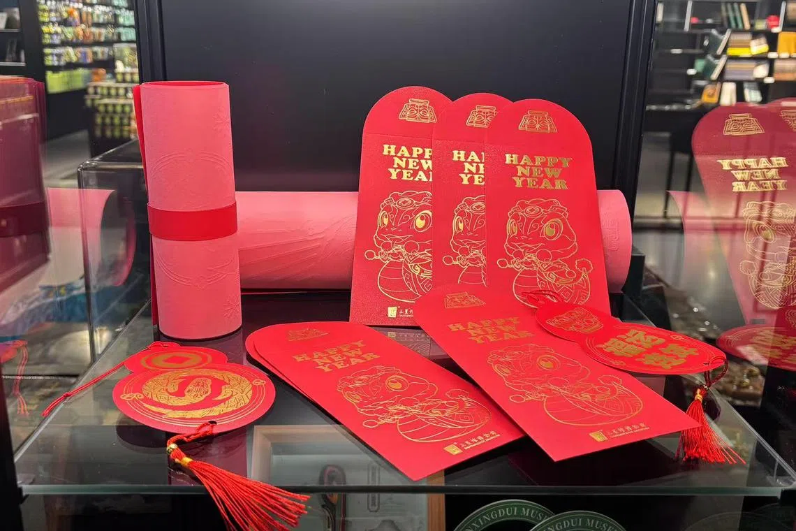 “压岁钱吃掉一个月工资”“压岁钱超过年终奖”等吐槽声，一到春节就开始弥漫网络。图为三星堆博物馆在蛇年推出的喜庆蛇年红包封。（中新社）