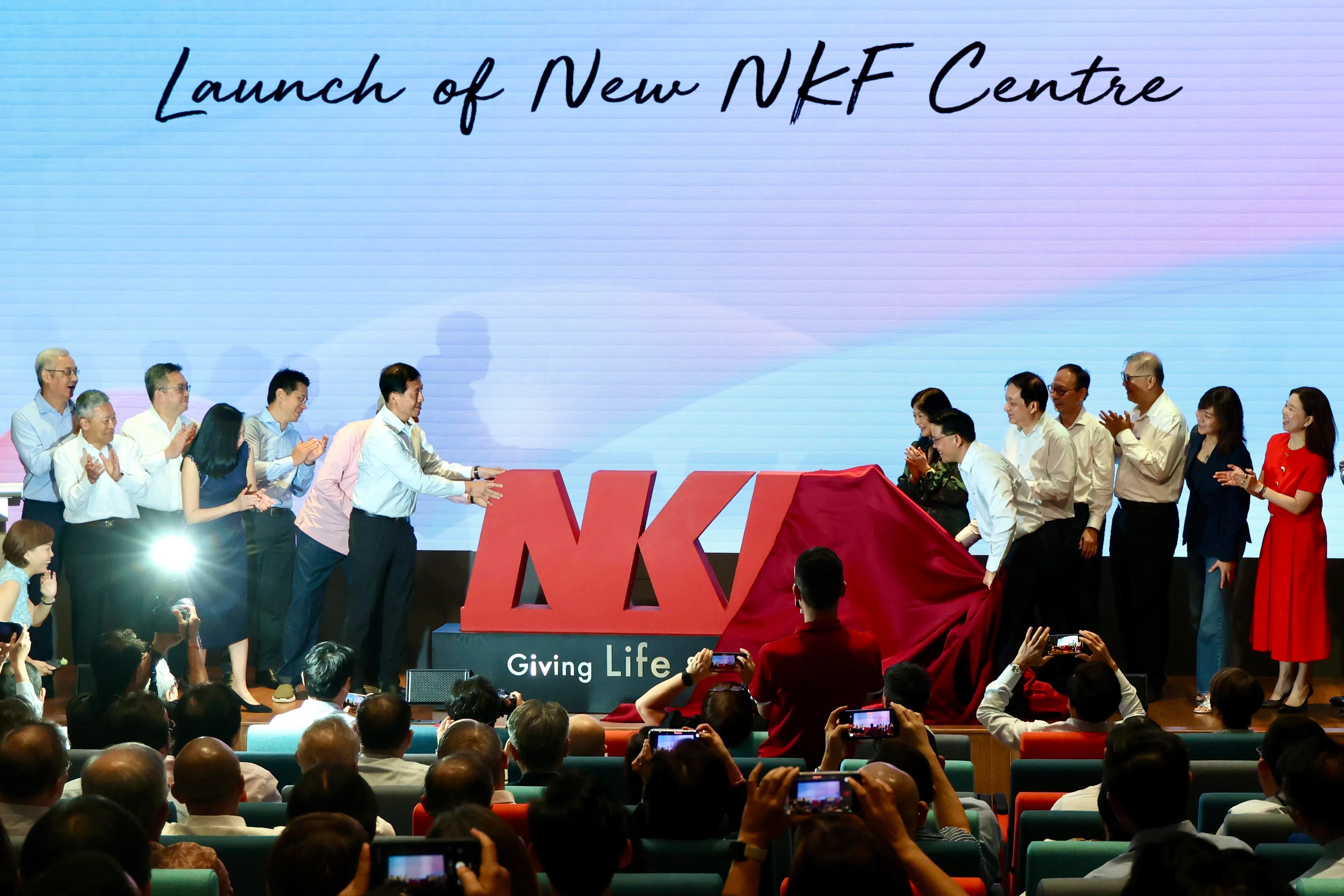 社会政策统筹部长兼保健卫生部长王乙康（台上左七），星期一为翻新后的全国肾脏基金会总部主持启用仪式。（陈斌勤摄）