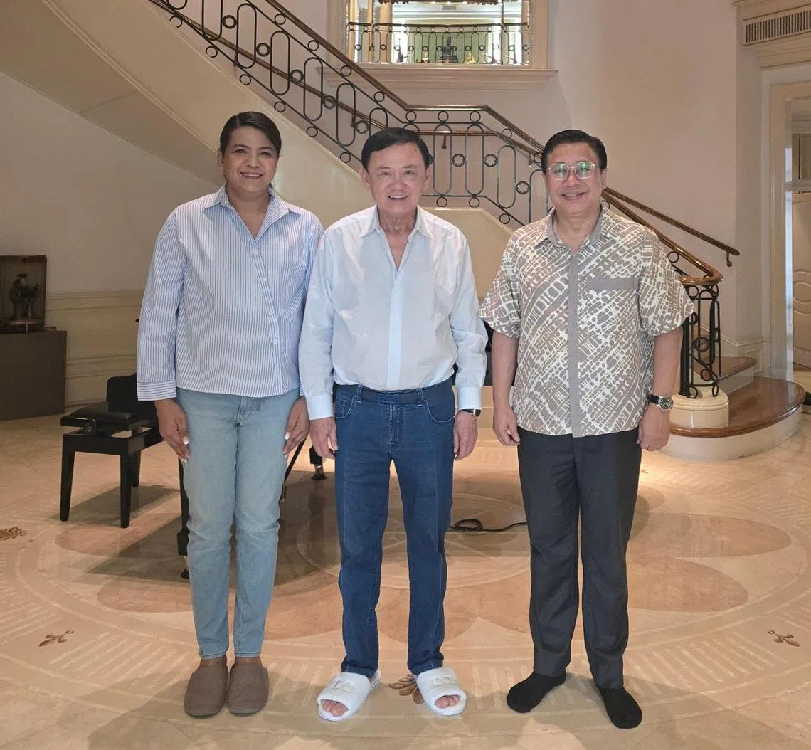 泰国前“红衫军”领袖、达信的亲信乍甲博（Jakrapob Penkair）在脸书上传与达信的合照，并表示达信近况良好。 （取自乍甲博脸书）