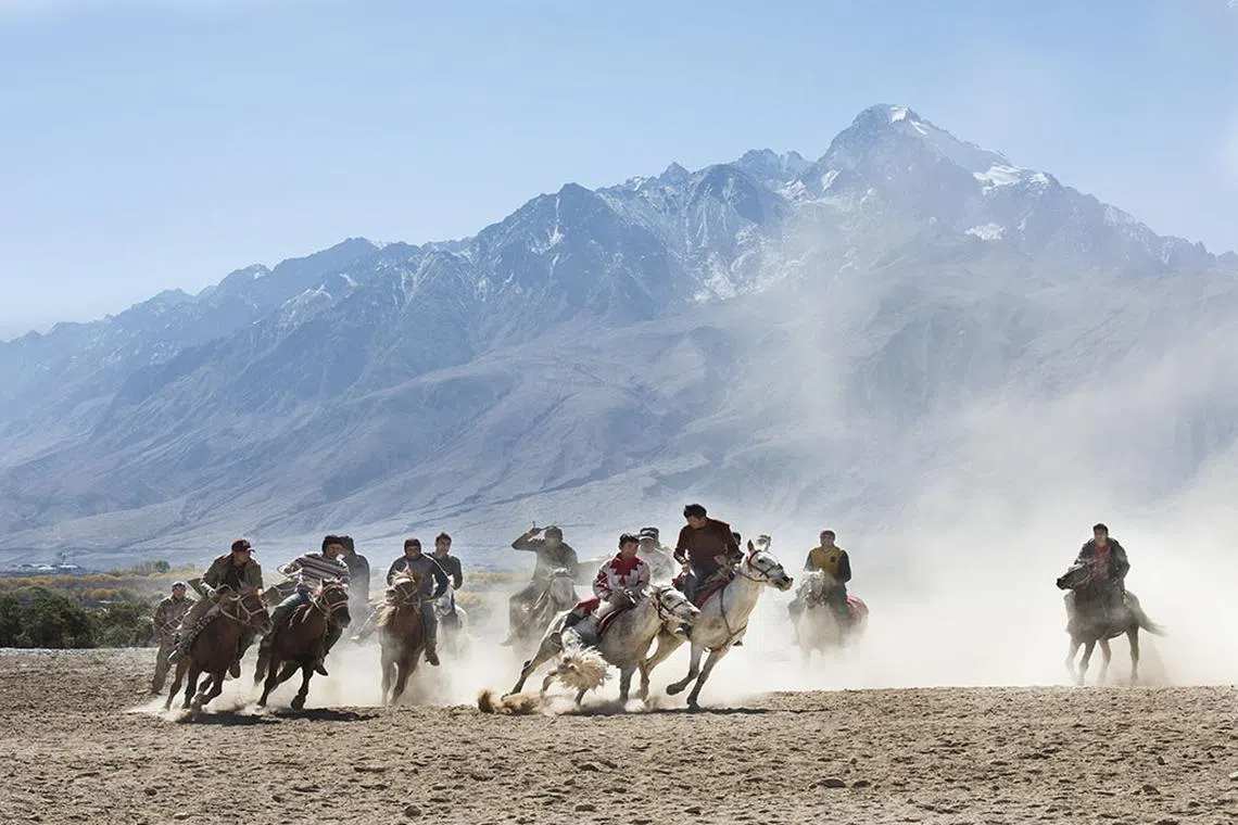 6.为了摆脱包围，把羊皮交给队友，让他全力冲刺。（叶文基摄）