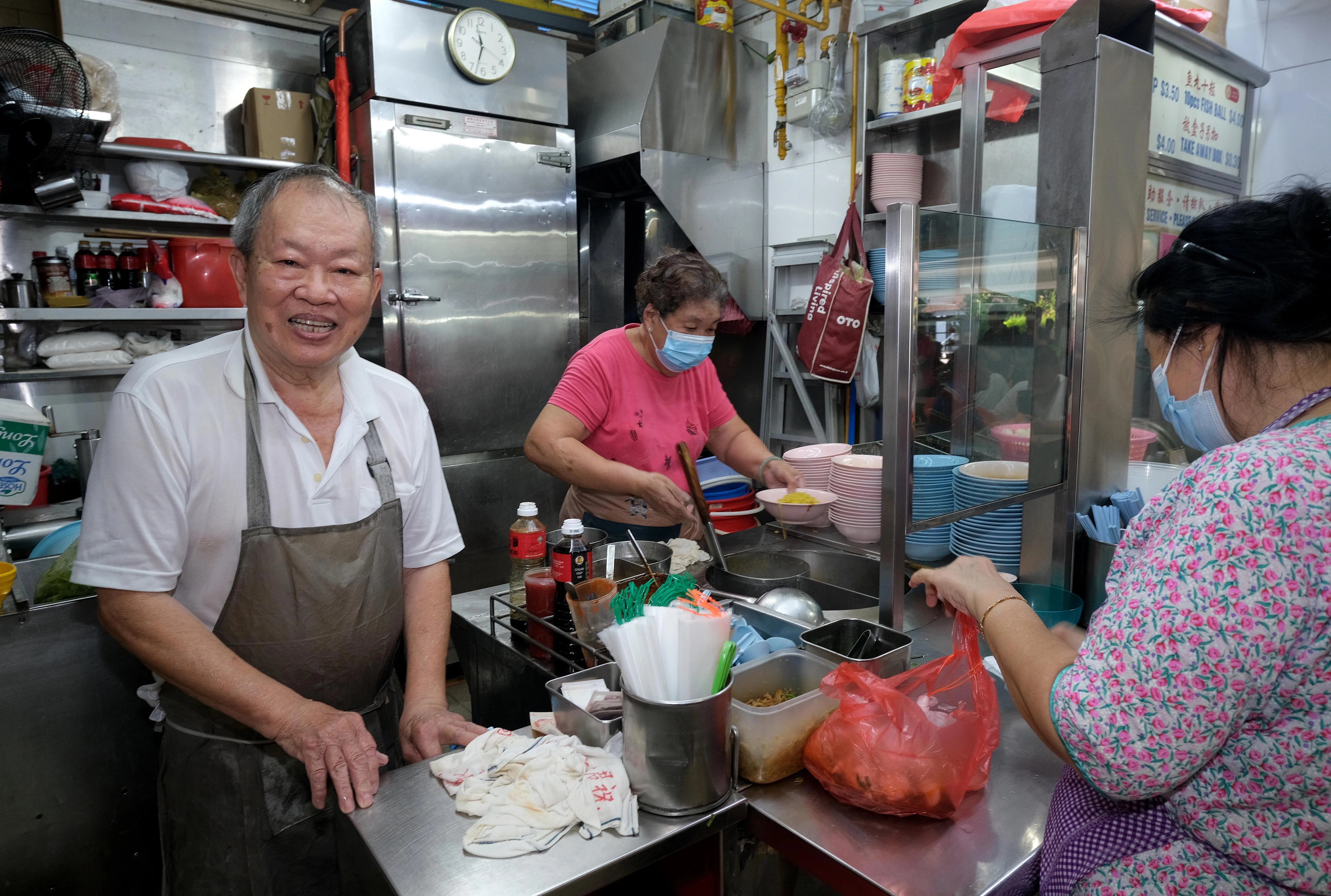 松兴鱼丸粿条面老摊主总是面带笑容，用心烹煮每一碗鱼丸面。（曾坤顺摄）