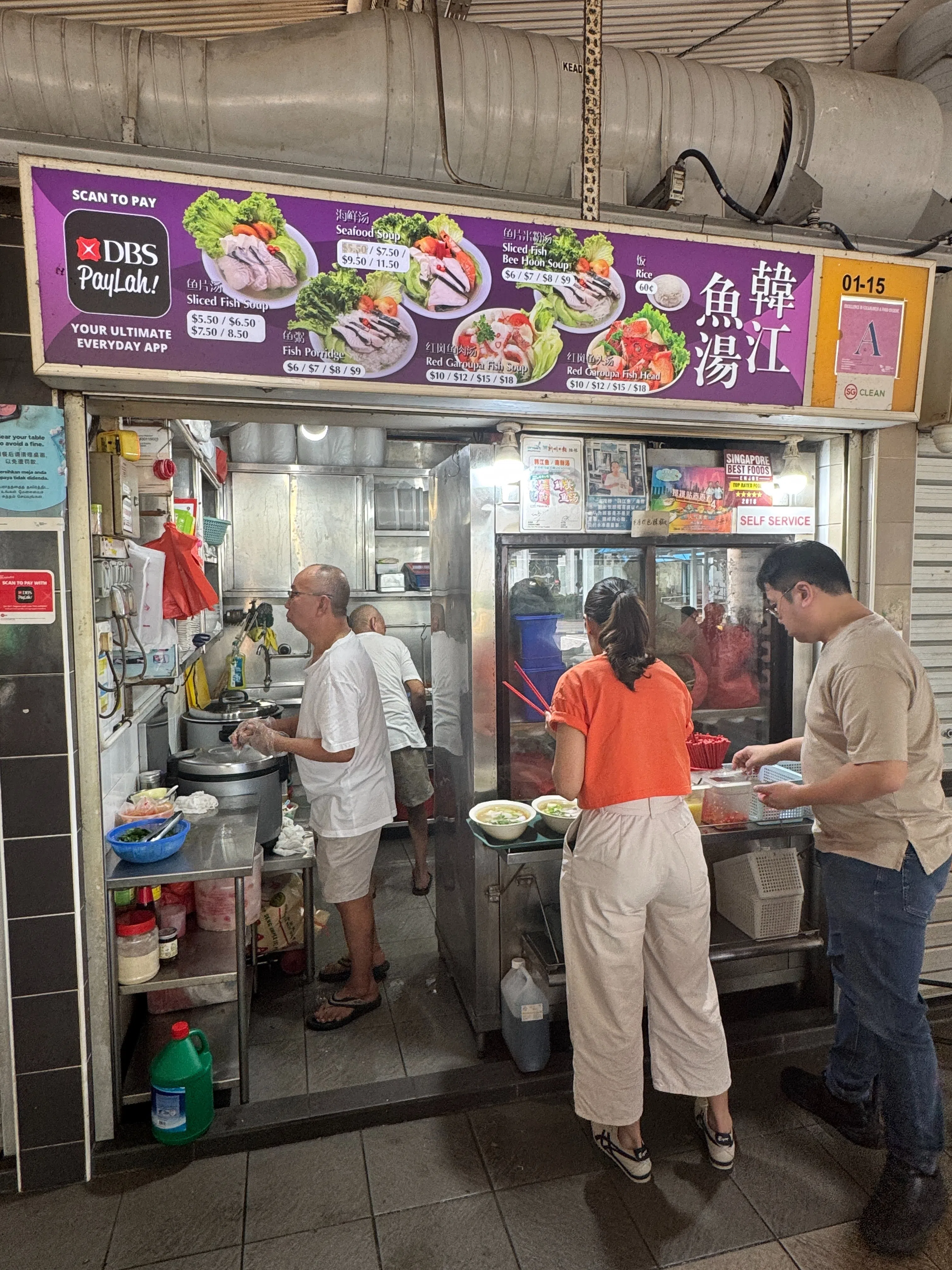 韩江鱼汤一开档就见食客排队。（翁铭芯摄）