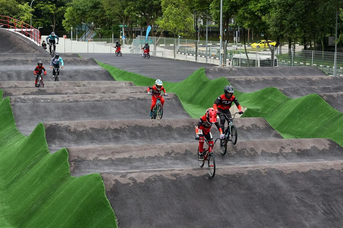 新设施成为社区运动新亮点，适合各年龄层和不同技术水平的使用者，推动本地骑行运动发展。（张俊杰摄）