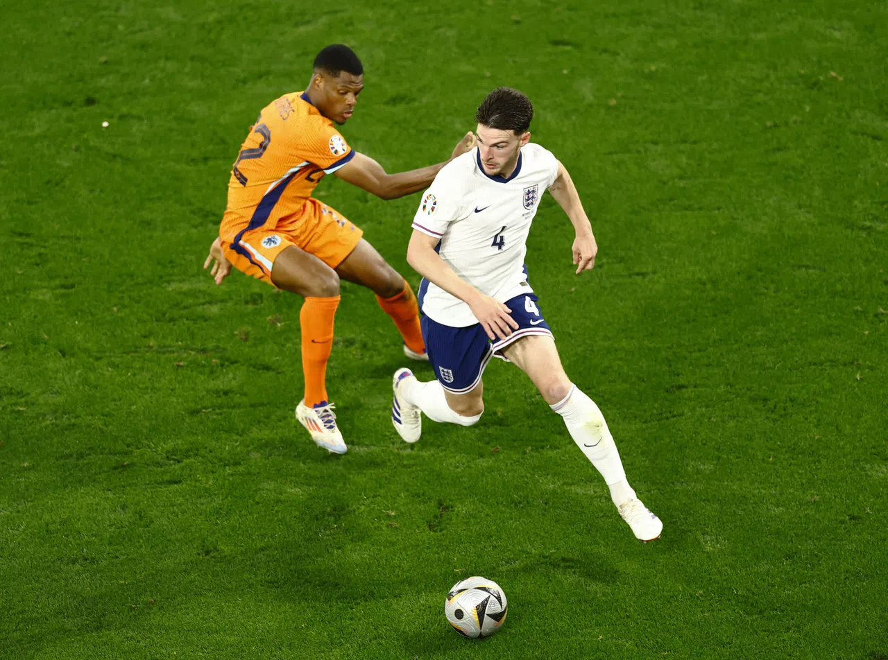 英格兰中场赖斯（4号）认为，上届欧锦赛决赛不敌意大利将激发英格兰球员在这次决赛拿出更强的表现。（路透社）