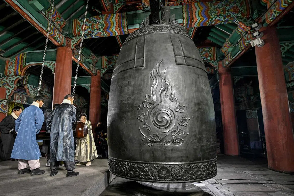 韩国首尔市政府大幅缩减庆祝活动，跨年夜的年度敲钟仪式取消所有演出环节，仅保留敲钟仪式。（法新社）