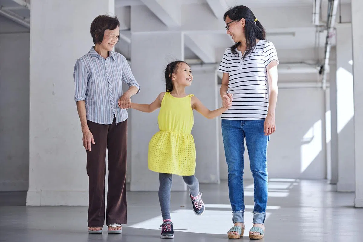 陈明首当年得涉水往返住家，她祈望子孙无需面对淹水造成的种种不便。（图/新报业媒体）