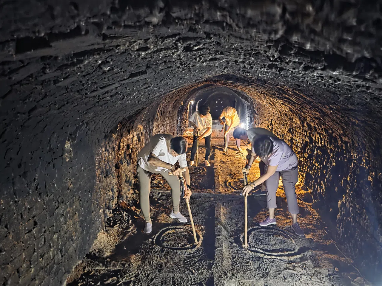 谢燕芳将乐龄人士柱拐杖进入龙窑的表演拍成录像《窑动女士》，在龙窑内播放。（受访者提供）
