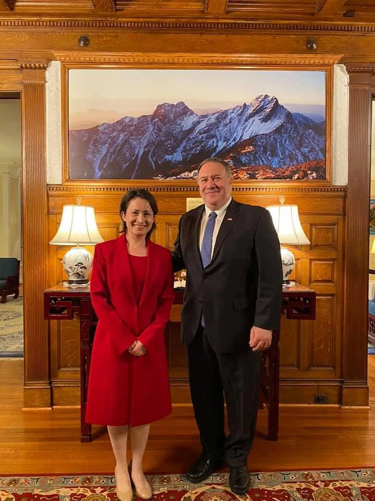 台湾驻美代表萧美琴（左），曾于2021年4月2日在面簿贴出她与美国前国务卿蓬佩奥在美国会面的合照。（萧美琴面簿）