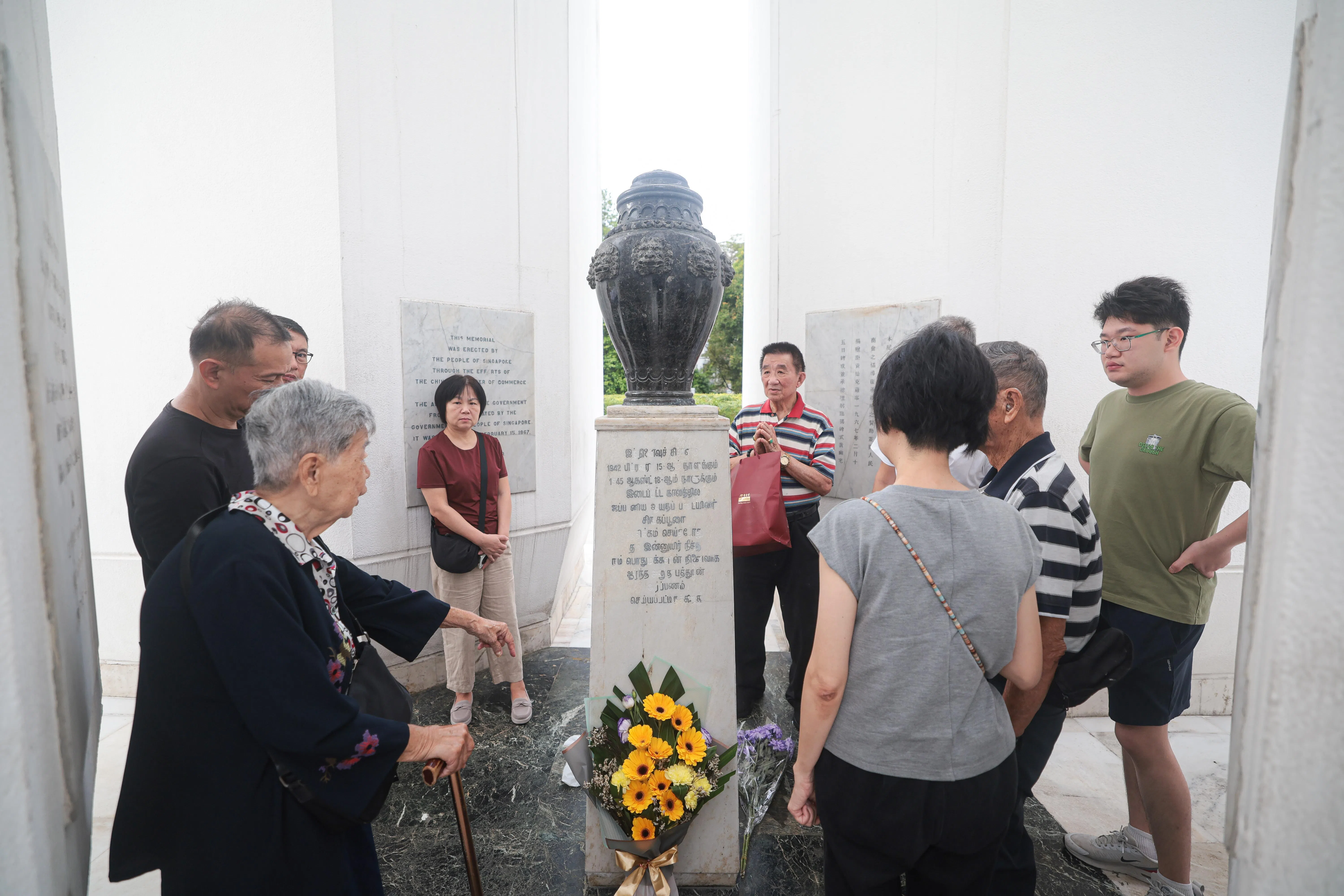 在星期天举行的悼念日本占领时期死难人民祭礼暨全面防卫日纪念活动上，不少民众前往悼念、缅怀日据时期的死难者。据非官方统计，日据期间至少有5万人遇难。（李冠卫摄）