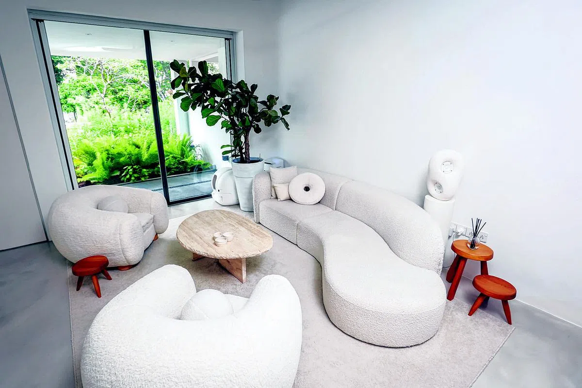 一屋的白色，搭配同样色系的家具和摆设，让这栋两层楼半有地住宅散发清新淡雅的氛围。（叶振忠摄）