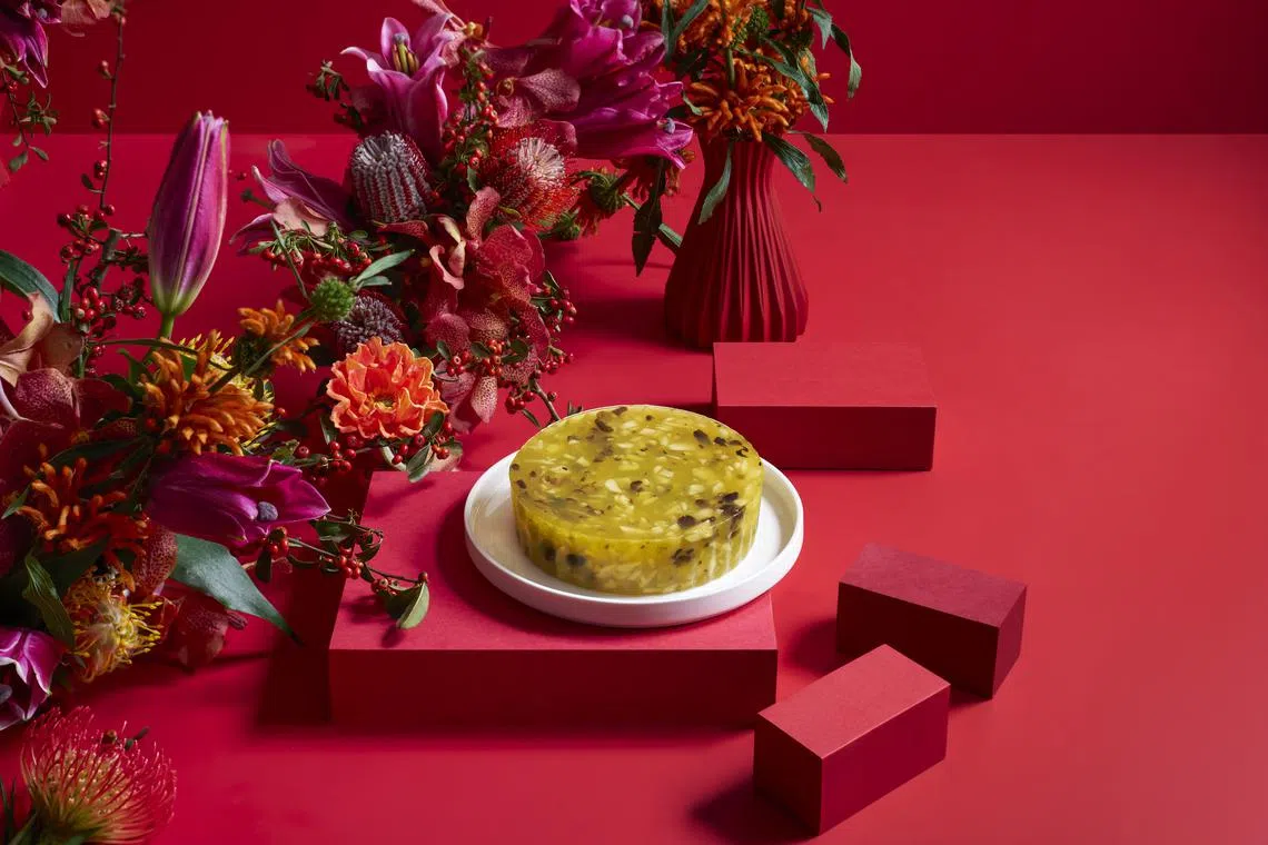 莱佛士酒店马蹄糕里加入海藻“珍珠”，增添不一样的口感。（酒店提供）