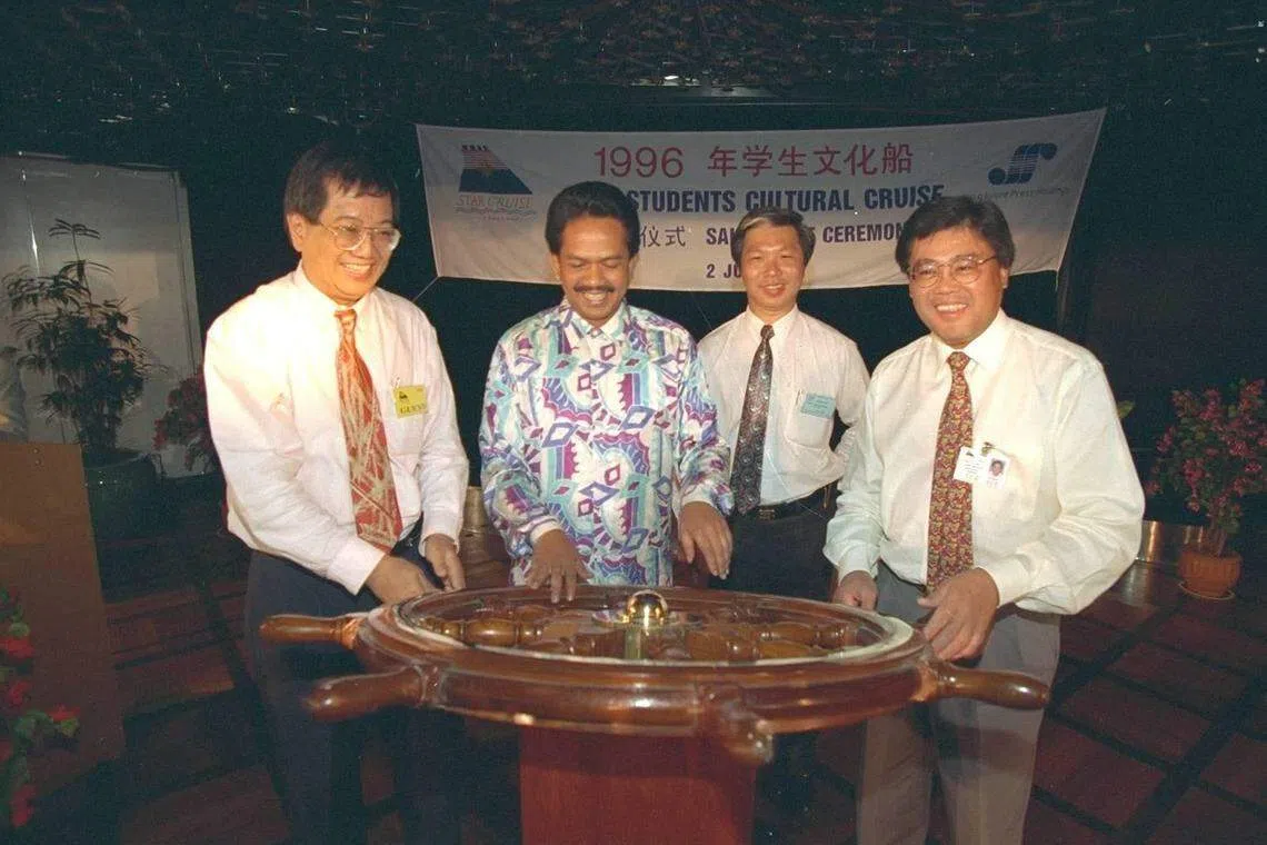 1996年学生文化船启航，共有150名来自30所中学和大专学生，登上“宝瓶星号”邮轮，开始为期四天的旅程。当时的新闻及艺术部政务次长麦汀（左二）同丽星游轮总裁李业恒（右一）及《联合早报》总编辑林任君（左一）、华文报集团编辑行政服务部经理林焕章（右二）一起主持启航仪式。（档案照）