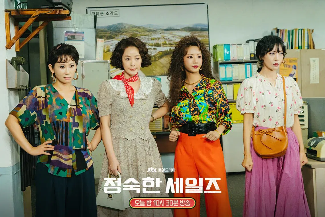 徐姈福（金善映饰，左起）、吴金姬（金成铃饰）、李姝莉（李世熙饰）和韩贞淑（金素妍饰）四人一起创业销售成人用品。（取自JTBC Drama脸书）