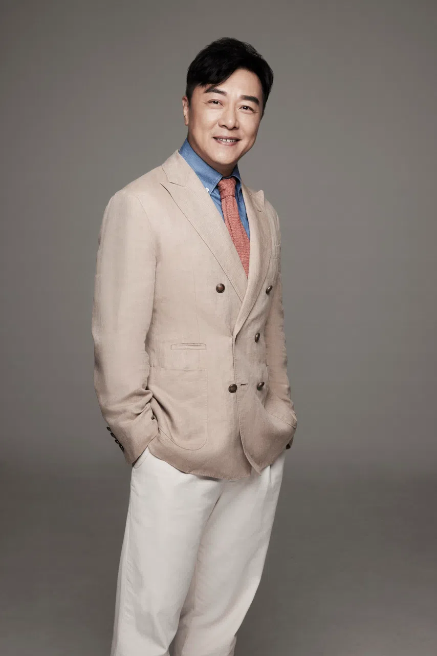 郭亮重读《布鲁克林的荒唐事》，感受到其中的人性洞察。（受访者提供）