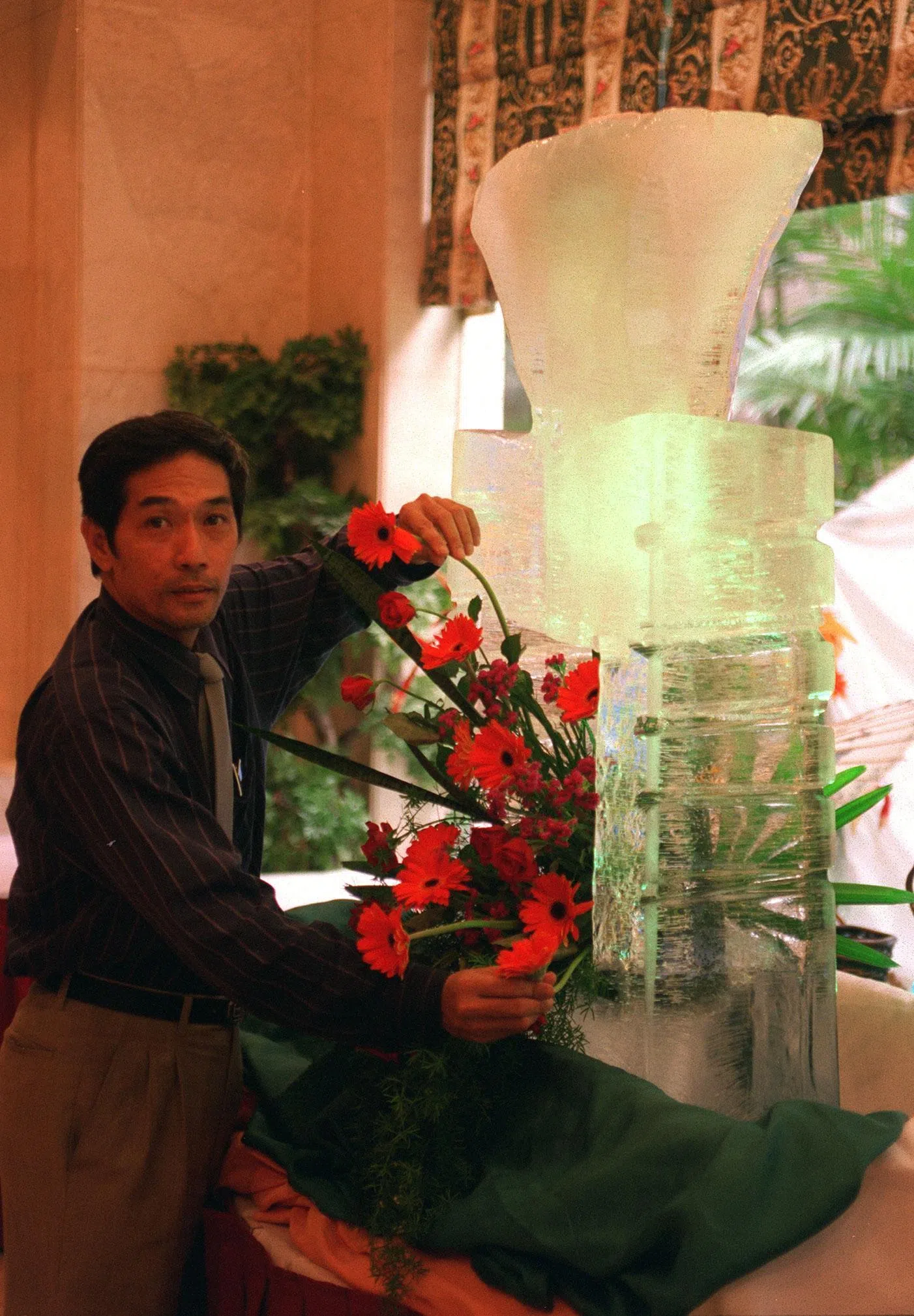 高桥晃擅长花艺、冰雕和食物雕刻，图为他年轻时制作的插花和冰雕作品。（档案照片）