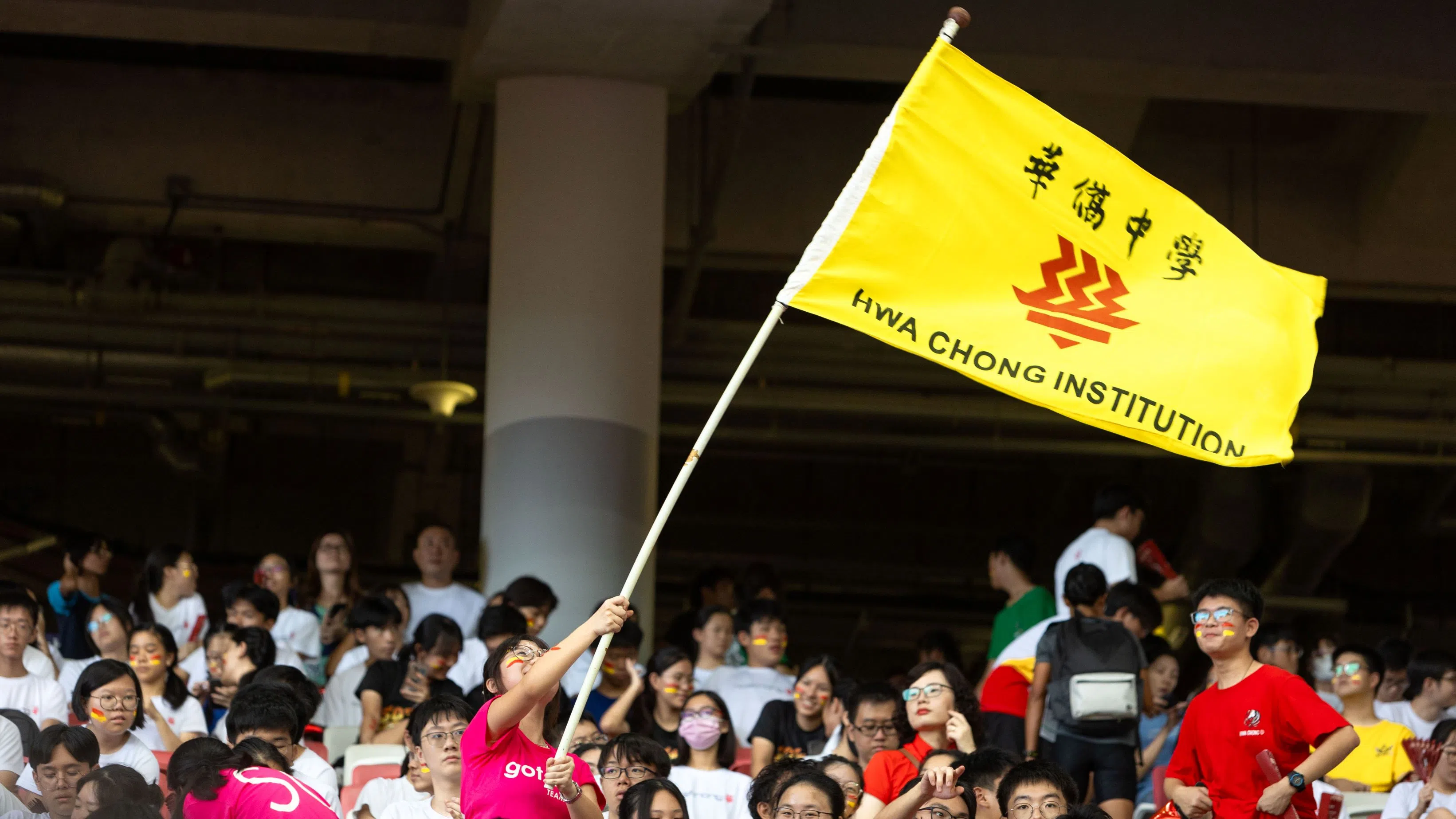 学生高高举起象征华中精神力量的华中旗帜。（华侨中学何奕勋摄）