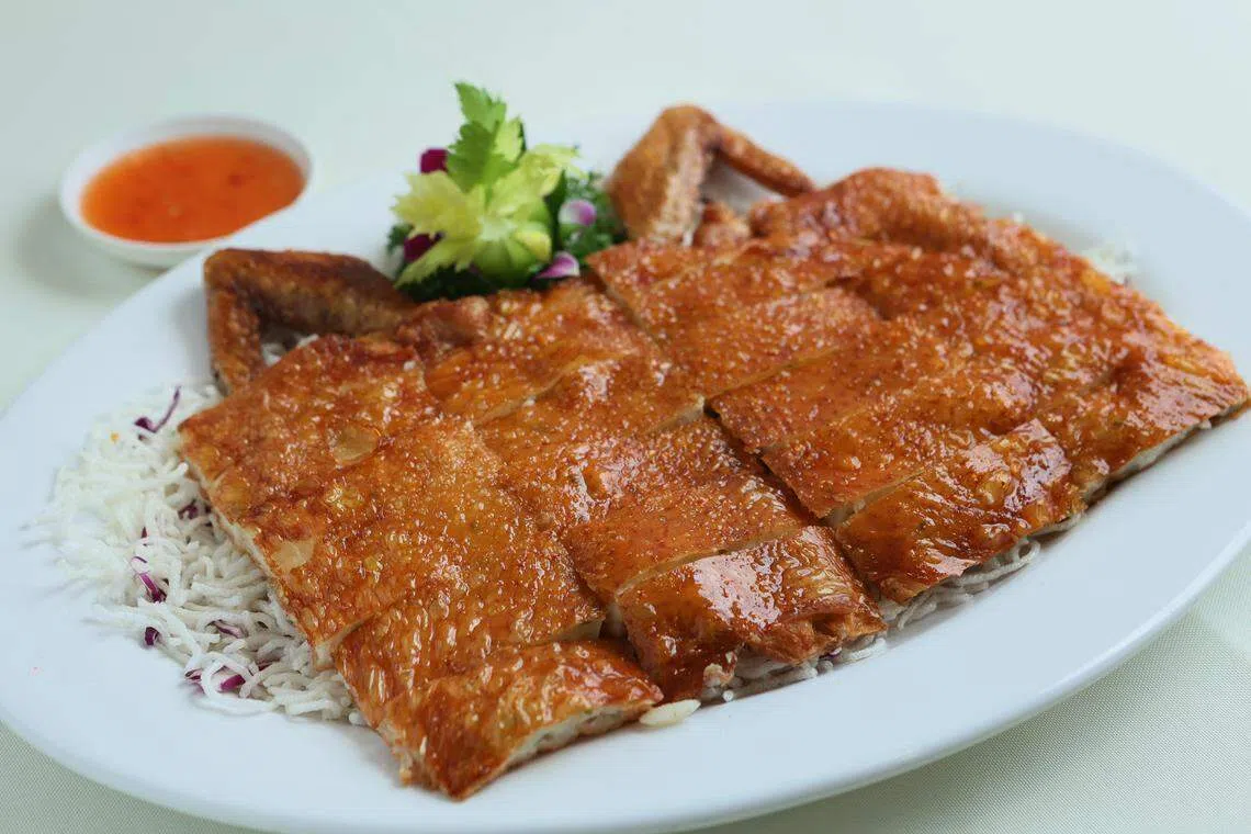 金龙鸡是奥云海鲜馆卖了二十多年的经典招牌菜。（龙国雄摄）