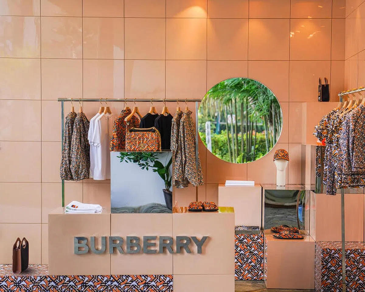 博柏利在圣淘沙丹戎海滩俱乐部开设快闪店。（品牌提供）