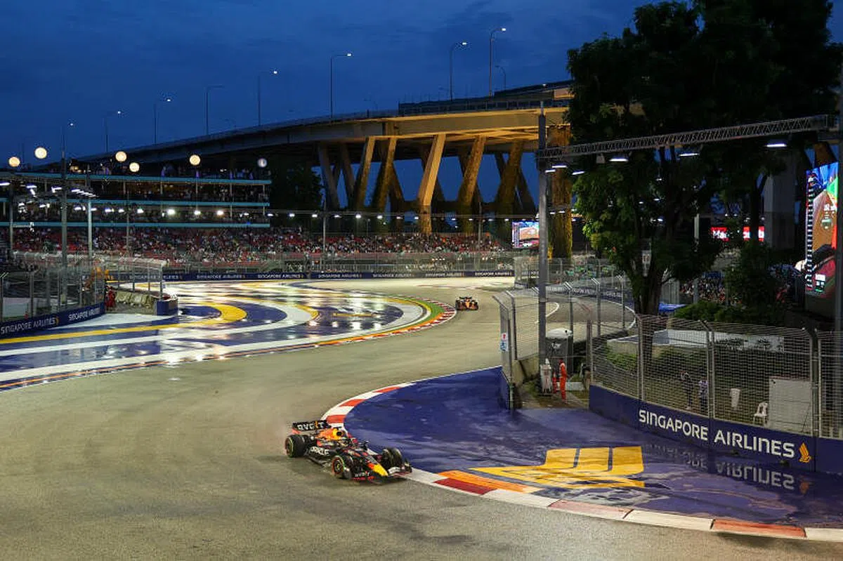 第三场练习赛，车手们把握时间在湿滑的赛道上进行最后的练习。（张思庆摄）