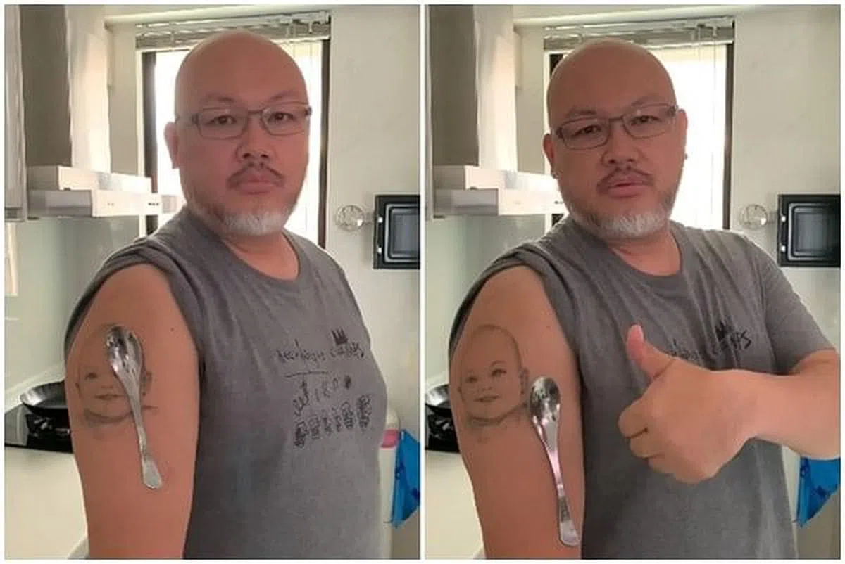 刘亮佐示范没打疫苗也能吸汤匙。（面簿）