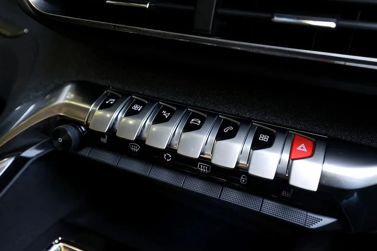 中控触屏下方的一排金属按钮看起来像飞机舱按钮。（龙国雄摄）