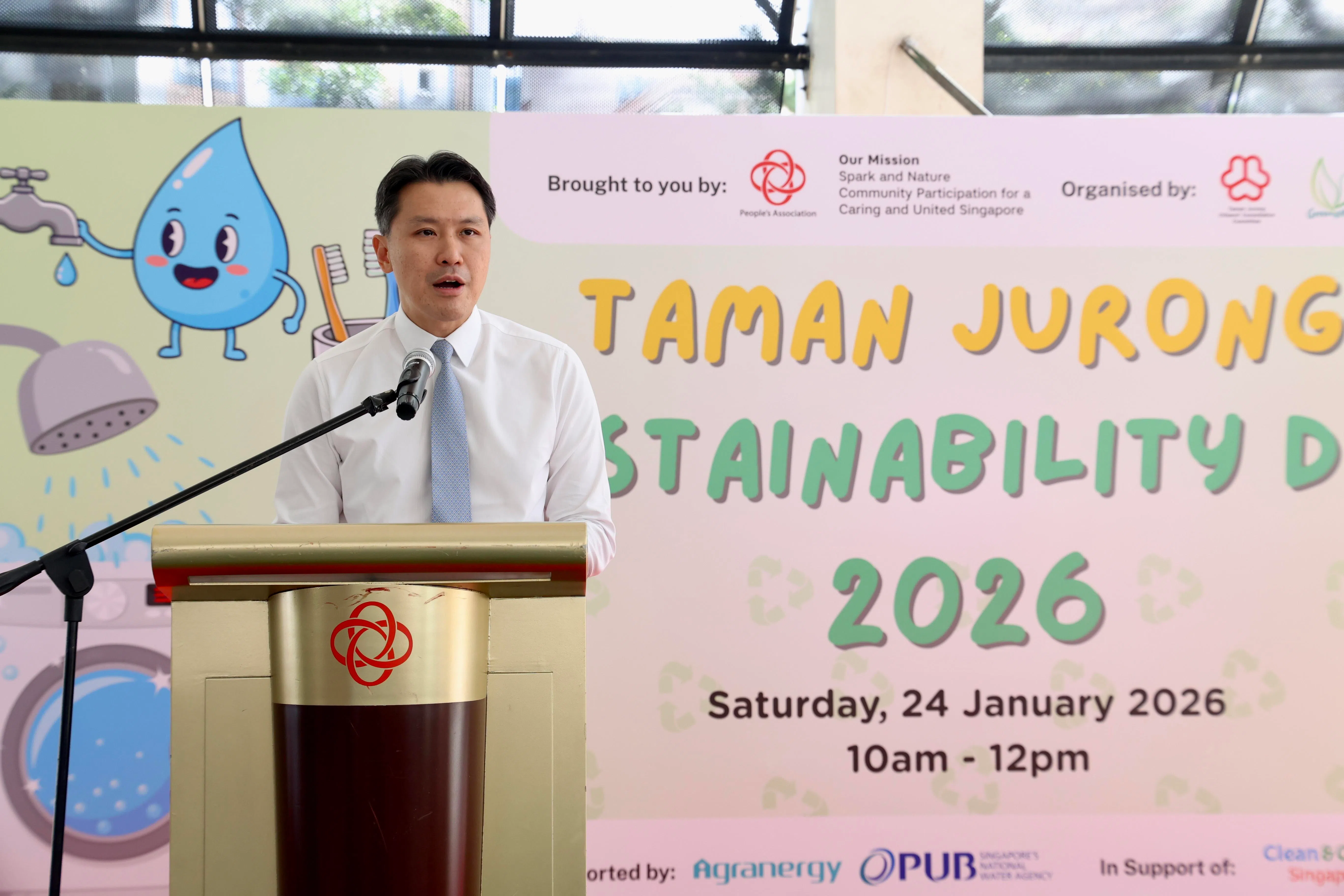 财政部兼人力部高级政务次长黄伟中从政前在达曼裕廊基层当义工，曾每天午餐时间从办公室赶到达曼裕廊协调社区服务工作。他形容2023年接手尚达曼总统做议员时原本负责的这一区，就像是回家一样。（邝启聪摄）