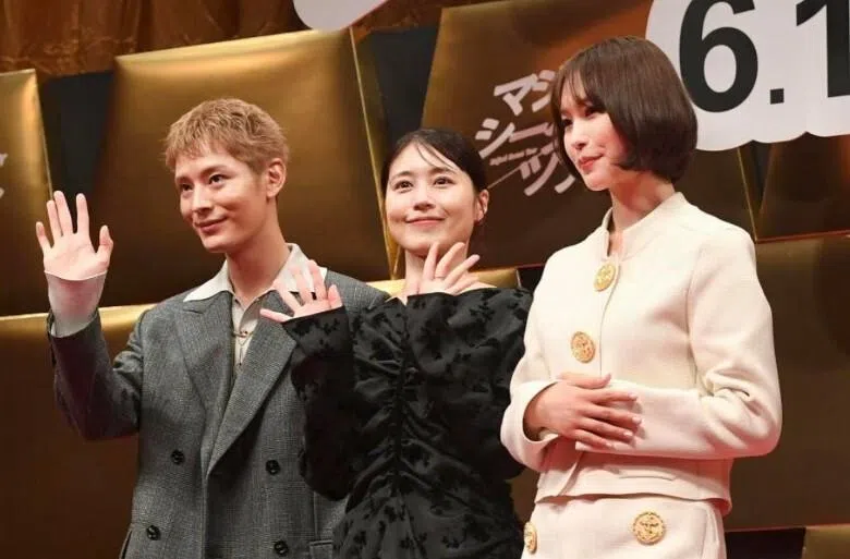 有村架纯（中）与南沙良（右）、盐野瑛久现身为电影宣传。（互联网）