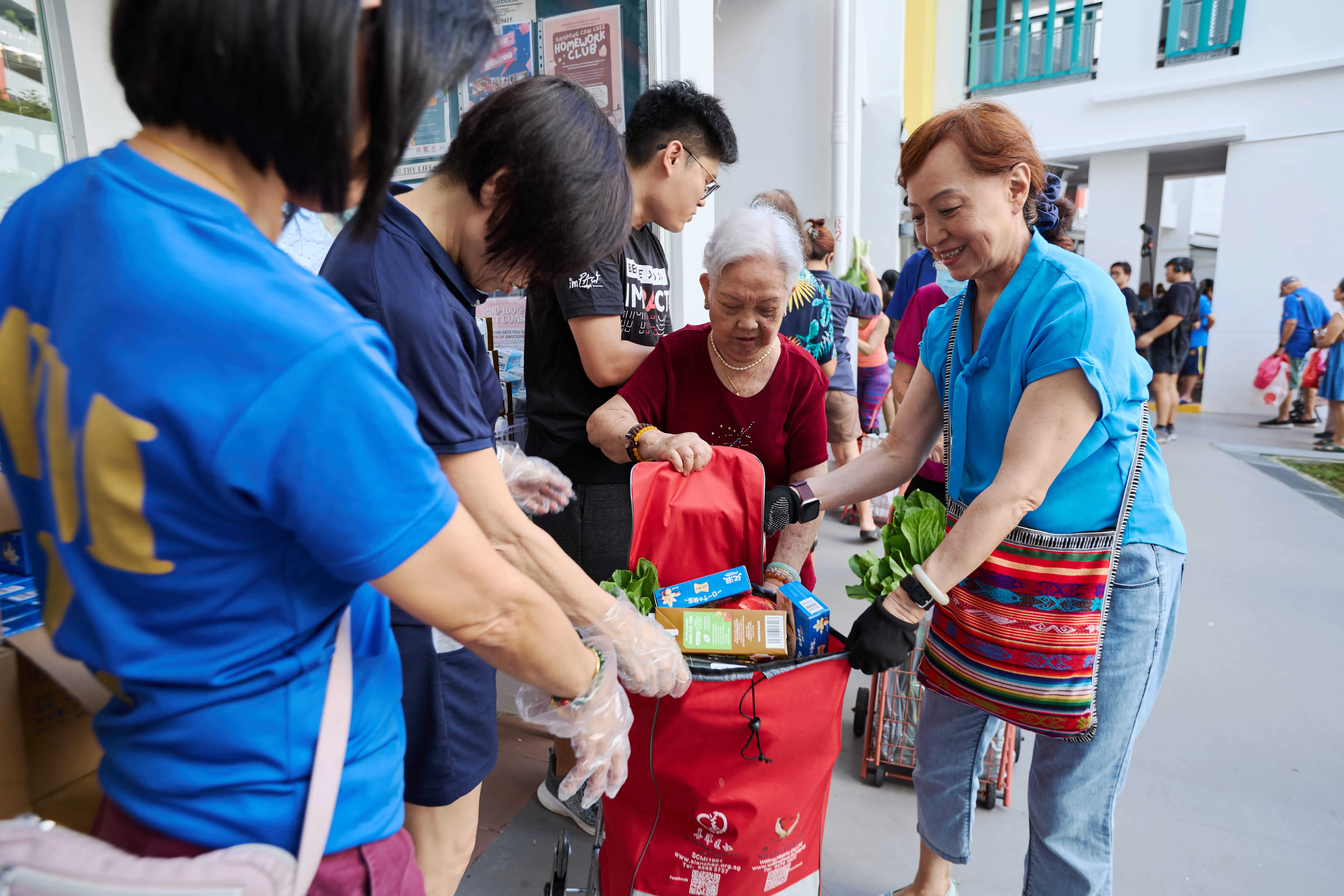 居民不仅通过领取免费蔬菜受益，还通过这项活动与街坊建立更多联系，打造更有凝聚力的社区。（图／新报业媒体）