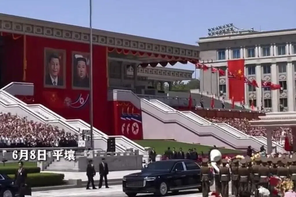 金正恩金日成广场欢迎习近平 朝三军高呼祝习近平身体健康