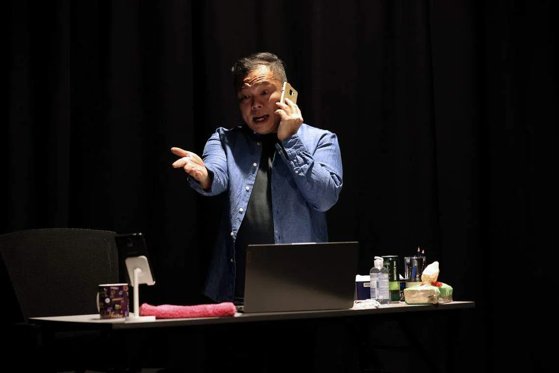 独角戏《手机2020》，由苏佳亮饰演同时有三部手机，生活中面临多重困扰的小市民。（梁麒麟摄）