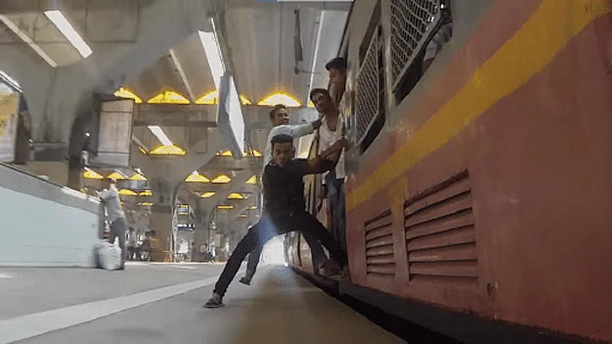 在印度，“火车滑翔”（Train Surfing）是一项很受年轻人欢迎的活动。他们喜欢拍下照片或视频，并分享到社交媒体。（国家地理视频截图）
