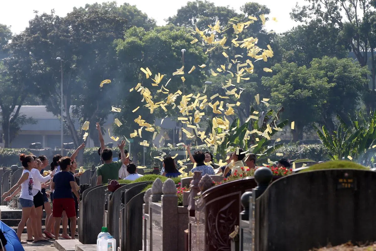 一些本地华人在清明节和中元节举行祭祀仪式时会抛洒冥纸。（档案照） 
