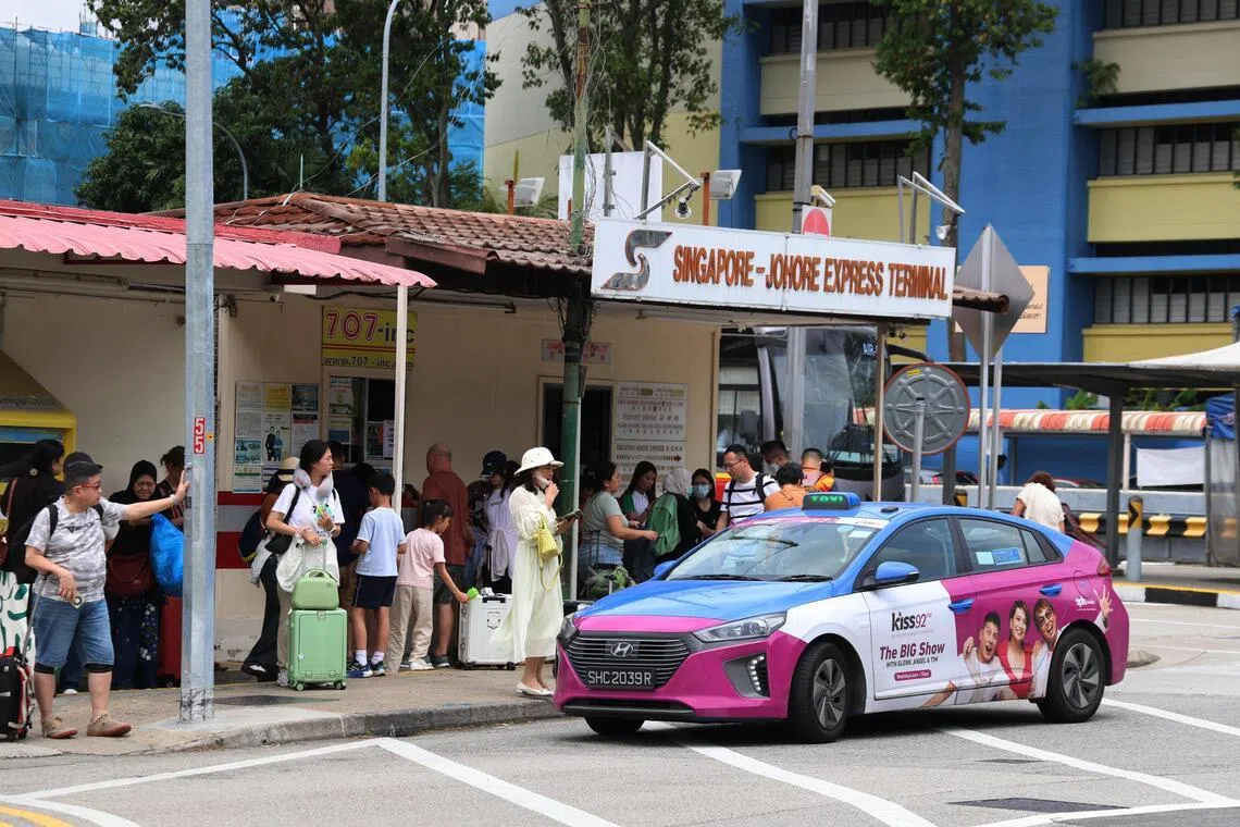 想要使用跨境载客服务者，除了可通过德士公司预订德士，也能在万山街德士站搭乘跨境德士。（梁麒麟摄）