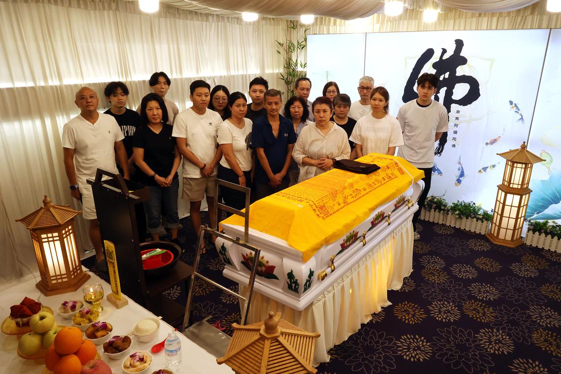 刘心玲2月9日癌逝，家人陪伴在侧，不少粉丝也特地赶到灵堂祭拜。（新明日报）