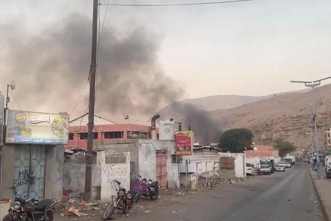 12月30日一段视频的截图显示，在沙特阿拉伯领导的联军空袭也门南部港口城市穆卡拉（Mukalla）后，浓烟升起。（路透社）