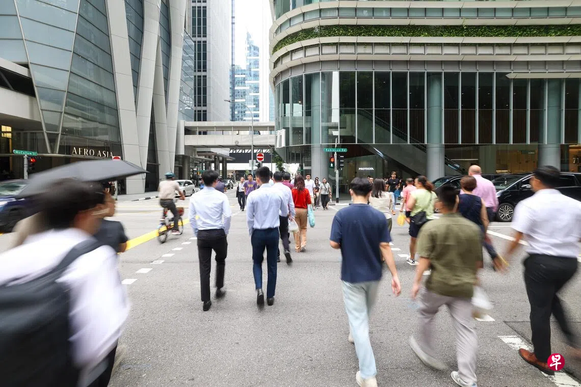 Image 15: 就业人口增加，推动本地劳动市场连续17个季度增长。 （档案照片）