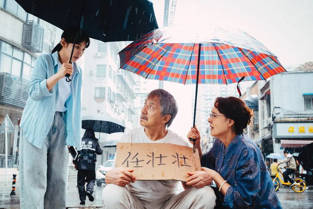 新片出炉：成龙演失智老人展实力 帮佣当小三被扶正有内情