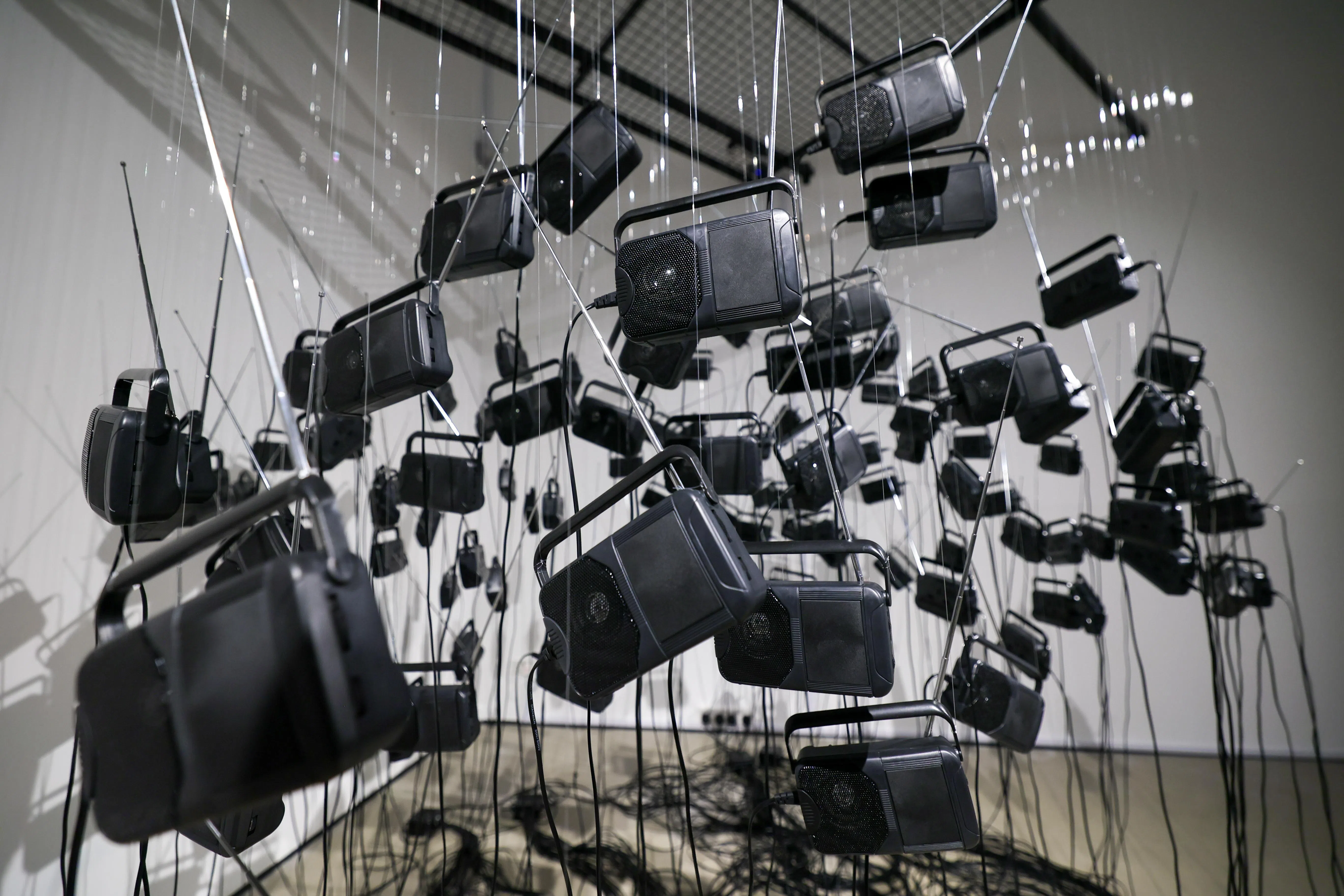 新加坡艺术周期间，新加坡美术馆展出的装置作品“59:59”，以118台收音机播放蟋蟀声响，通过声音循环与静默之间的对照，引导观众思考“安静”在自然与人类社会中的不同含义。（张俊杰摄）