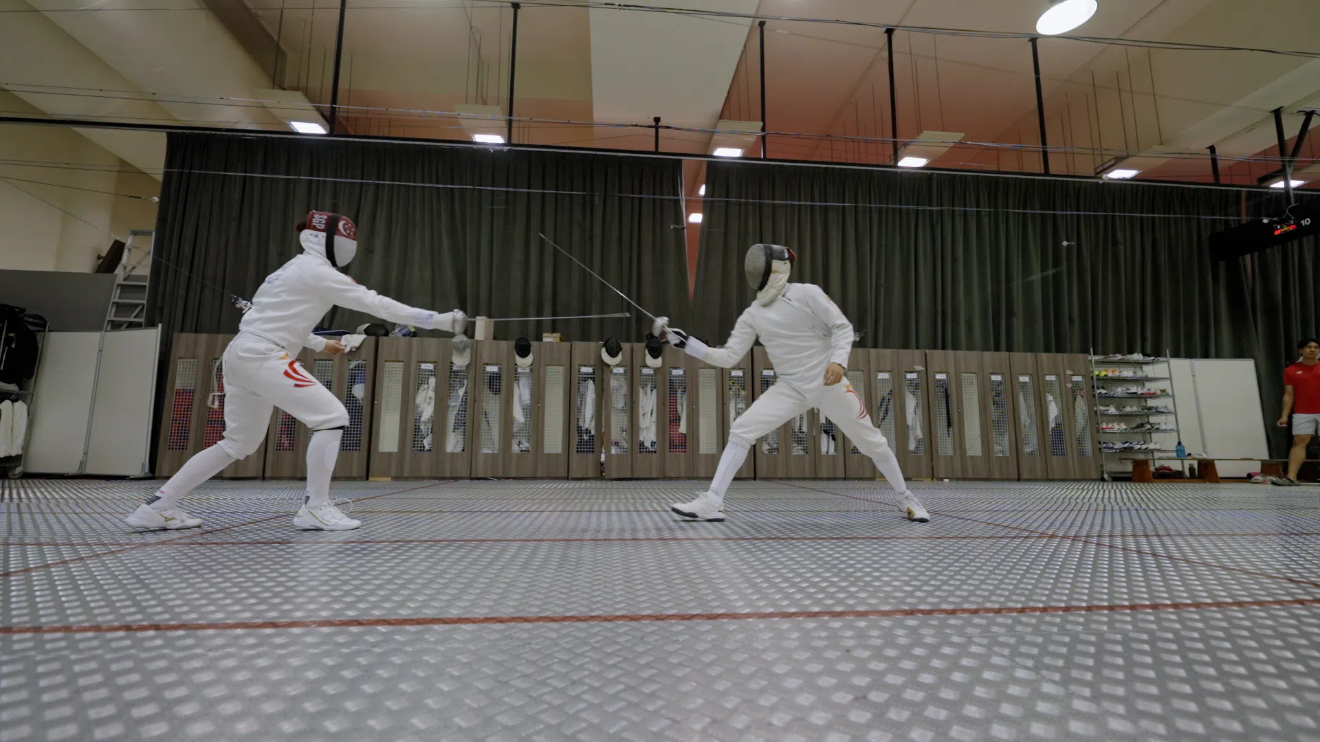 白天兼职，晚上练剑，是潘绪哲（左）目前的生活日常。（视频截图）