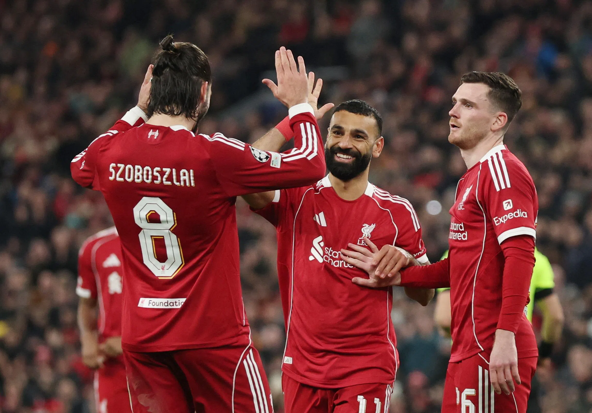 红军前锋萨拉赫（中）在进球后与队友索博斯莱（左）击掌庆祝。（路透社）