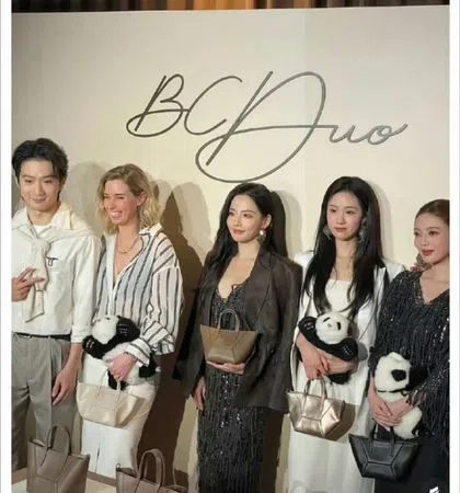 张嘉倪（中）沉寂一年半出席活动。（取自微博）