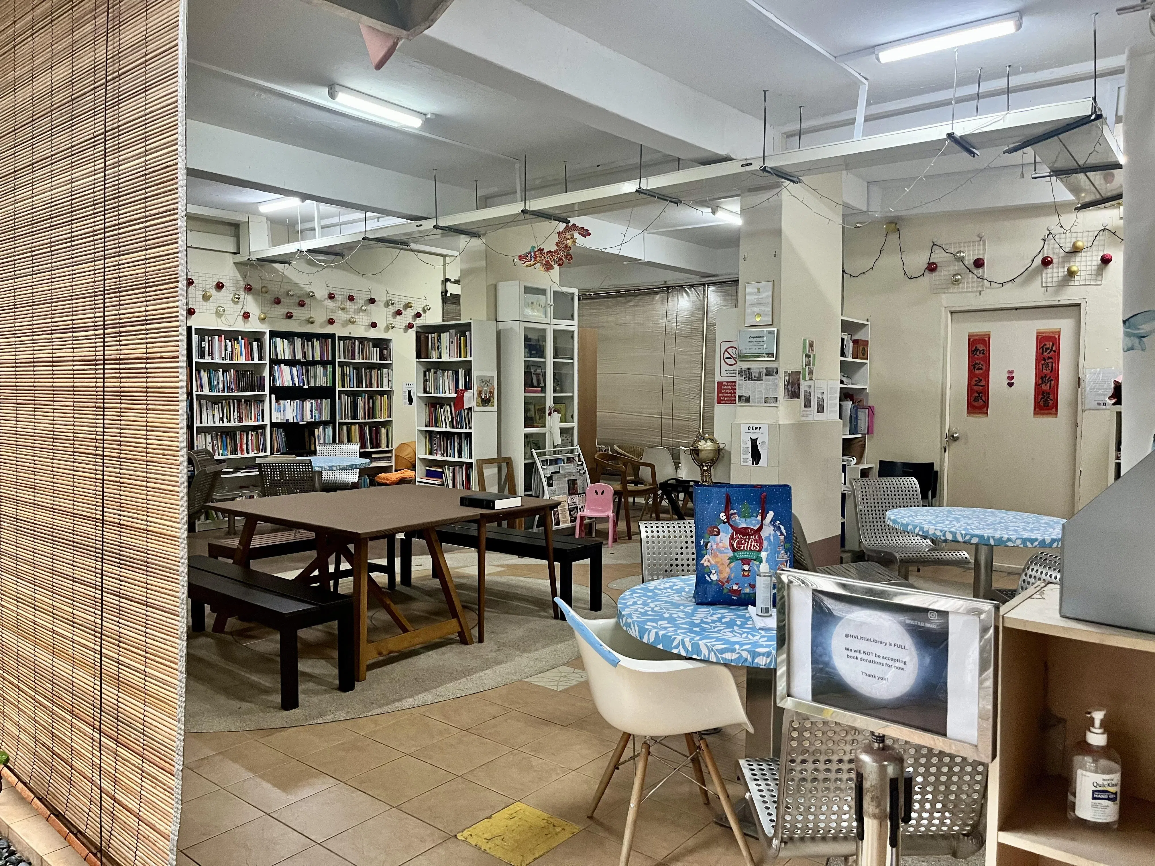 荷兰道2座组屋底层的社区图书馆，由街坊义务管理。（陈映蓁摄）